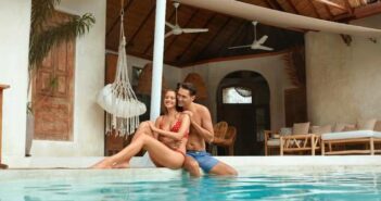 Urlaub im Luxus: Ferienhaus mit Pool ( Foto: Shutterstock- puhhha_)