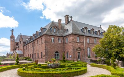 Wenn Sie dem Fasching entfliehen und Ihre innere Ruhe finden möchten: Odilienberg im Elsass - Wo der Himmel die Erde berührt. (Foto: AdobeStock -  travelview 210473813)