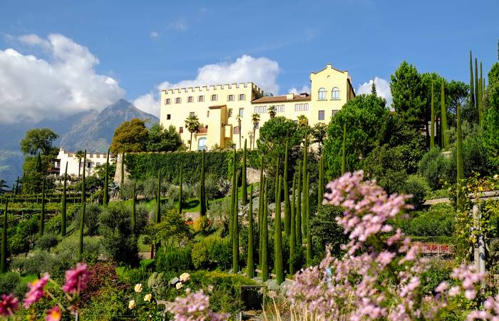 Schloss Trauttmansdorff lädt alle, die das schöne Meran besuchen, zum Verweilen ein. Gerade in Frühling und Sommer erstrahlt hier ein wahres Meer an Blumen. ( Foto: Adobe Stock-topics )