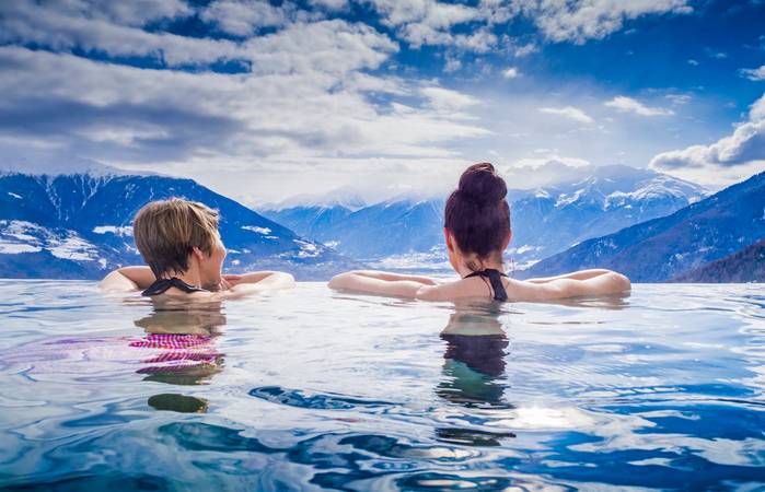 Der Besuch einer Sauna, danach schwimmen im Pool ist echte Wohltat für den ganzen Körper.( Foto: Adobe Stock-mmphoto)