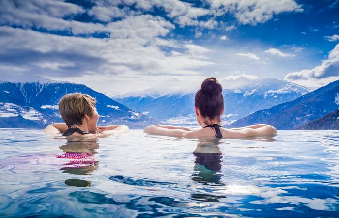 In Saunakreationen mit Bergpanorama darf der Geist beim Blick in die Ferne ebenso entspannen wie der Körper. (Foto: AdobeStock - 151344333  mmphoto)