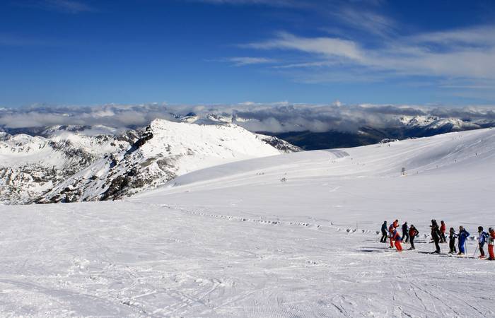 In den Wintermonaten lassen Hänge und Pisten für Skifahren, Snowboarding, Rodeln und Freestyling den Vinschgau in seiner weißen Pracht erstrahlen und bieten die Möglichkeit, das Spa-Angebot der Wellnesshotels mit einem aktiven Wintersportprogramm zu ergänzen. (Foto: AdobeStock - 25853749 Silvano Rebai) 