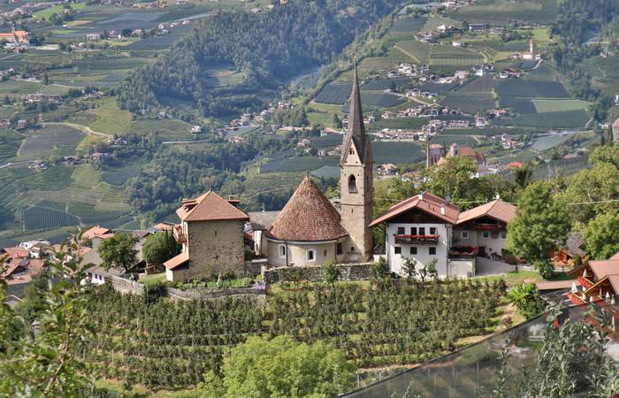 St. Georgen bietet als Aussichtspunkt ein wundervolles Panorama über Meran und das umliegende Land. (Foto: AdobeStock - 507032594 Ulrich Wagner)